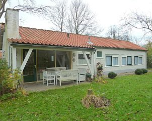 Zonnig terras van VZ1128 Vakantiebungalow in Koudekerke, Walcheren, Zeeland.