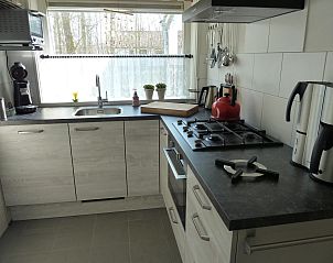 Moderne keuken in VZ1128 Vakantiebungalow, Koudekerke, Walcheren, Zeeland.