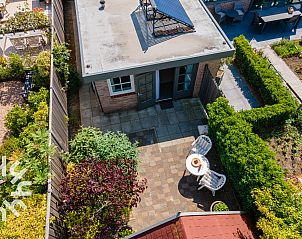 Gezellige woonkamer in vakantiehuis ZE681, Koudekerke, Walcheren, met comfortabele bank en keuken in Zeeland.