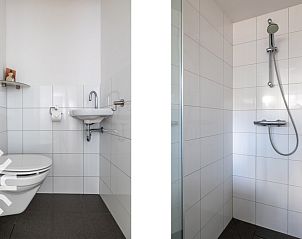 Slaapkamer van vakantiehuis ZE681 in Koudekerke, Walcheren, met kleurrijk beddengoed en ruime kast in Zeeland.