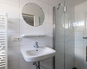 Compacte keuken van vakantiehuis ZE681 in Koudekerke, Walcheren, met alle benodigdheden voor een aangenaam verblijf in Zeeland.