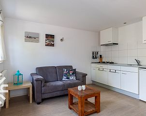 Bovenaanzicht van het terras van vakantiehuis ZE681 in Koudekerke, Walcheren, met gezellige zitplek in Zeeland.