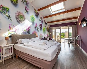 Gerumiges Schlafzimmer im Ferienhaus 'T Bloemenhof Koudekerke mit bequemem Doppelbett, Walcheren, Zeeland.