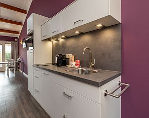 Moderne Kche im Ferienhaus 'T Bloemenhof Koudekerke mit schlichten weien Schrnken, Walcheren, Zeeland.