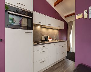 Gemtliche Kchenecke im Ferienhaus 'T Bloemenhof Koudekerke mit modernen Gerten, Walcheren, Zeeland.