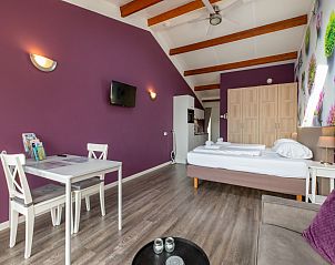 Essecke im Ferienhaus 'T Bloemenhof Koudekerke mit Holztisch und Sthlen, Walcheren, Zeeland.