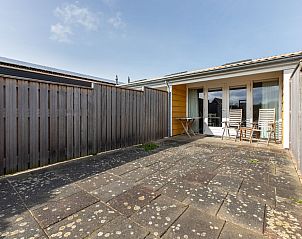 Gerumige Terrasse des Ferienhauses 'T Bloemenhof Koudekerke mit Zugang zum Wohnzimmer, Walcheren, Zeeland.