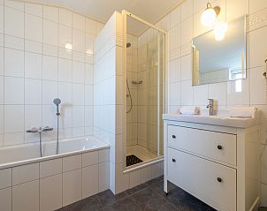 Stilvolles Badezimmer im Ferienhaus 'T Bloemenhof Koudekerke mit Badewanne und Dusche, Walcheren, Zeeland.
