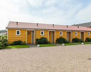 Auenansicht des Ferienhauses 'T Bloemenhof Koudekerke mit bunten Fassaden, Walcheren, Zeeland.