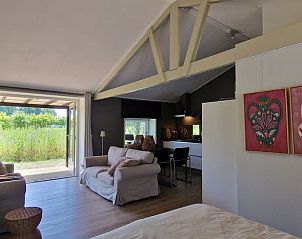 Gemtlicher Innenbereich des Huisje in Koudekerke, Ferienhaus auf Walcheren, Zeeland, mit Aussicht auf die grne Umgebung und gemtlicher Sitzecke.