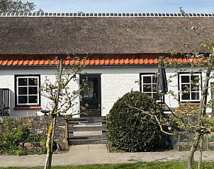 Charmant vakantiehuis in Koudekerke, Walcheren met rieten dak en landelijke tuin, ideaal voor een ontspannen verblijf in Zeeland.