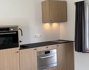 Moderne keuken in Vakantiehuis in Koudekerke, gelegen in het schilderachtige Walcheren, Zeeland, met stijlvolle apparatuur en natuurlijk licht.