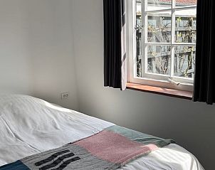 Gezellige slaapkamer in Vakantiehuis in Koudekerke, Walcheren, Zeeland, met veel daglicht en een rustgevende sfeer.