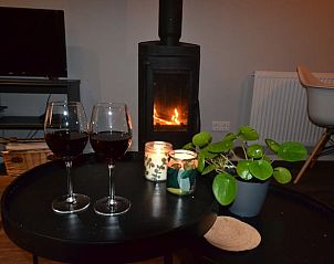 Gemtliches Wohnzimmer mit Kamin im Ferienhaus in Koudekerke, Walcheren, Zeeland