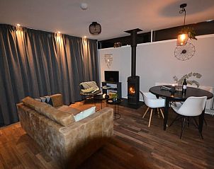 Modernes Wohnzimmer im Ferienhaus in Koudekerke, Walcheren, Zeeland