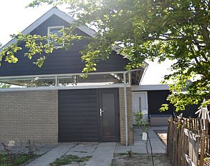 Vorderseite des Ferienhauses in Koudekerke umgeben von Grn in Zeeland