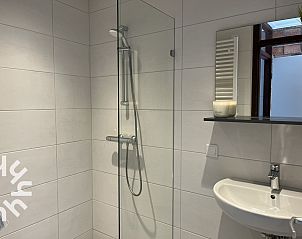 Stylish bathroom of vacation home ZE366 in Oostkapelle, Walcheren, with modern plumbing.