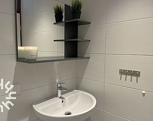 Modern shower in vacation home ZE366 in Oostkapelle, Walcheren, with glass wall.