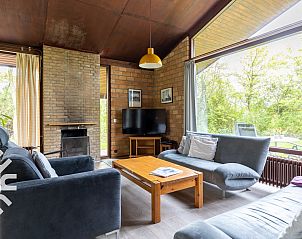 Comfortable sitting area in vacation home ZE366 in Oostkapelle, Walcheren, overlooking garden.