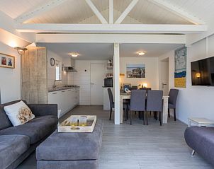 Moderne woonkamer van Loopafstand strand en bos - Oostkapelle, vakantiehuis in Oostkapelle, Walcheren, met open keuken en eetruimte.