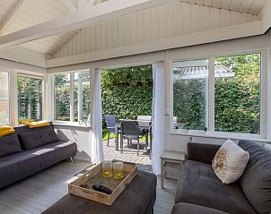 Gezellige binnenruimte van Loopafstand strand en bos - Oostkapelle, vakantiehuis in Oostkapelle, Walcheren, met veel natuurlijk licht.