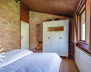 Voorzijde van vakantiehuis ZE367 in Oostkapelle, Walcheren, omgeven door natuur.