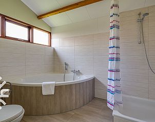 Moderne badkamer in vakantiehuis ZE367, Oostkapelle, Walcheren, Zeeland.