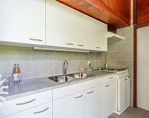 Functionele keuken in vakantiehuis ZE367, Oostkapelle, Walcheren, Zeeland.