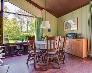 Moderne keuken met dubbele spoelbak in vakantiehuis ZE367, Oostkapelle.