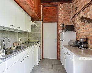 Fietsers in het dorp Oostkapelle, nabij vakantiehuis ZE367, Walcheren.