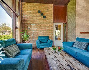 Eethoek in vakantiehuis ZE367, Oostkapelle, Walcheren, met uitzicht op tuin.