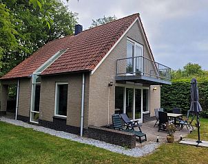 Side view of VZ2330 Holiday home in Oostkapelle with balcony and garden, Walcheren, Zeeland.
