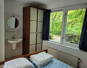 Bedroom with sink and garden view in VZ2330 Holiday home Oostkapelle, Walcheren, Zeeland.