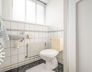 Modern bathroom with white tiles in vacation home ZE118 in Oostkapelle, Walcheren, Zeeland.