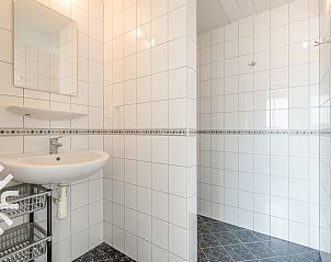 Side view of vacation home ZE118 with flowers in Oostkapelle, Walcheren, Zeeland.