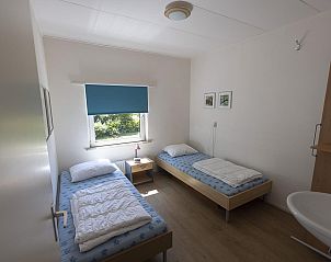 Slaapkamer met twee eenpersoonsbedden in VZ2404 Vakantiehuis in Oostkapelle, Walcheren, Zeeland.