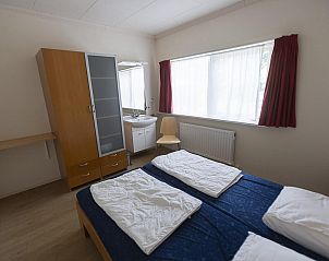 Ruime slaapkamer met tweepersoonsbed in VZ2404 Vakantiehuis in Oostkapelle, Walcheren, Zeeland.