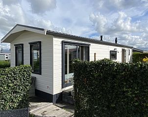 Auenansicht des Ferienhauses VZ882 in Oostkapelle, umgeben von viel Grn.