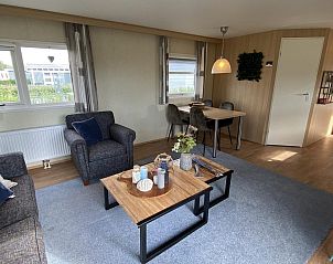 Esszimmer in VZ882 Ferienhaus Oostkapelle mit Holztisch und Sthlen.