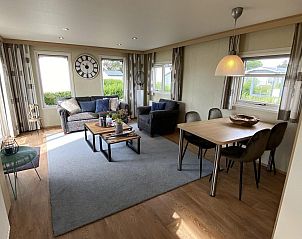 Gerumiges Wohnzimmer im modern eingerichteten Ferienhaus VZ882 Oostkapelle.