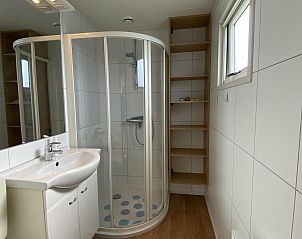 Badezimmer mit Dusche in VZ882 Ferienchalet Oostkapelle, Walcheren.