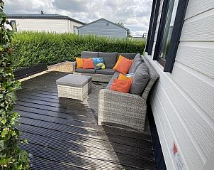 Auensitzbereich im VZ882 Ferienhaus Oostkapelle mit bunten Kissen.