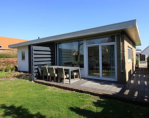 Ruim terras van VZ986 Vakantiebungalow in Oostkapelle voor ontspanning in Walcheren, Zeeland.
