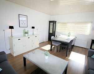Stijlvolle eetkamer van VZ986 Vakantiebungalow in Oostkapelle, Walcheren, perfect voor familiediners in Zeeland.