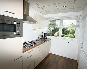 Moderne keuken in VZ986 Vakantiebungalow in Oostkapelle, Walcheren, uitgerust voor een comfortabel verblijf in Zeeland.