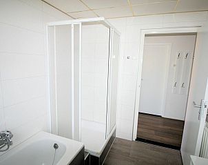 Praktische badkamerindeling van VZ986 Vakantiebungalow in Oostkapelle, Walcheren, voor een ontspannen vakantie in Zeeland.