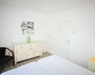 Sfeervolle slaapkamer in VZ986 Vakantiebungalow in Oostkapelle, Walcheren, met comfortabele inrichting in Zeeland.