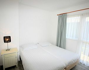 Gezellige tweepersoonsslaapkamer in VZ986 Vakantiebungalow in Oostkapelle, Walcheren, met veel lichtinval in Zeeland.