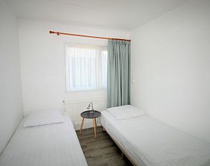 Comfortabele tweepersoonsslaapkamer in VZ986 Vakantiebungalow in Oostkapelle, Walcheren, voor een goede nachtrust in Zeeland.