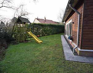 Speeltoestel in de tuin van VZ1174 Vakantiehuis in Oostkapelle, ideaal voor kinderen.